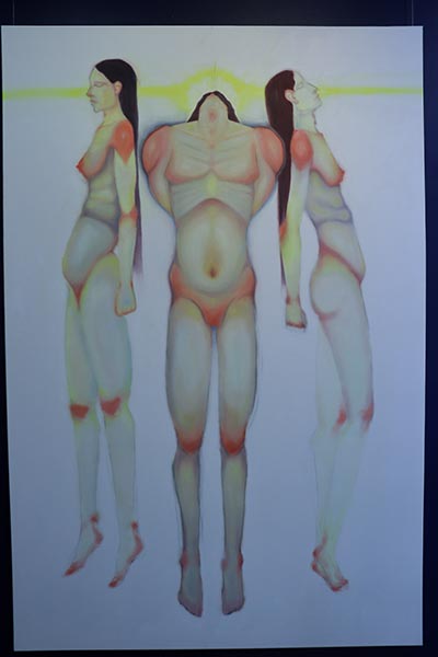 The painting shows three figures: the central one faces forward, leaning back the most, while the left and right figures face sideways, leaning back less. Red shades highlight their shoulders, chest, elbows, knees, heels, and toes.